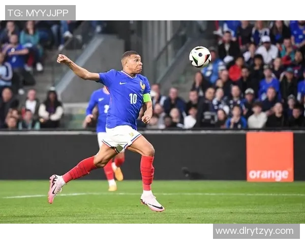 姆巴佩举动引发热议球迷炸锅纷纷讨论其未来走向